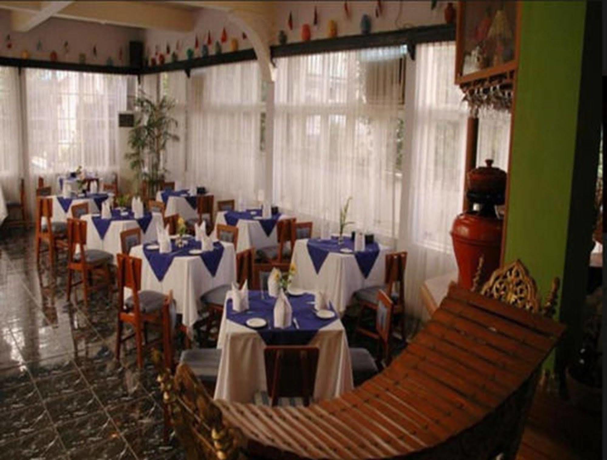 Emerald Land Hotel Mandalay Buitenkant foto