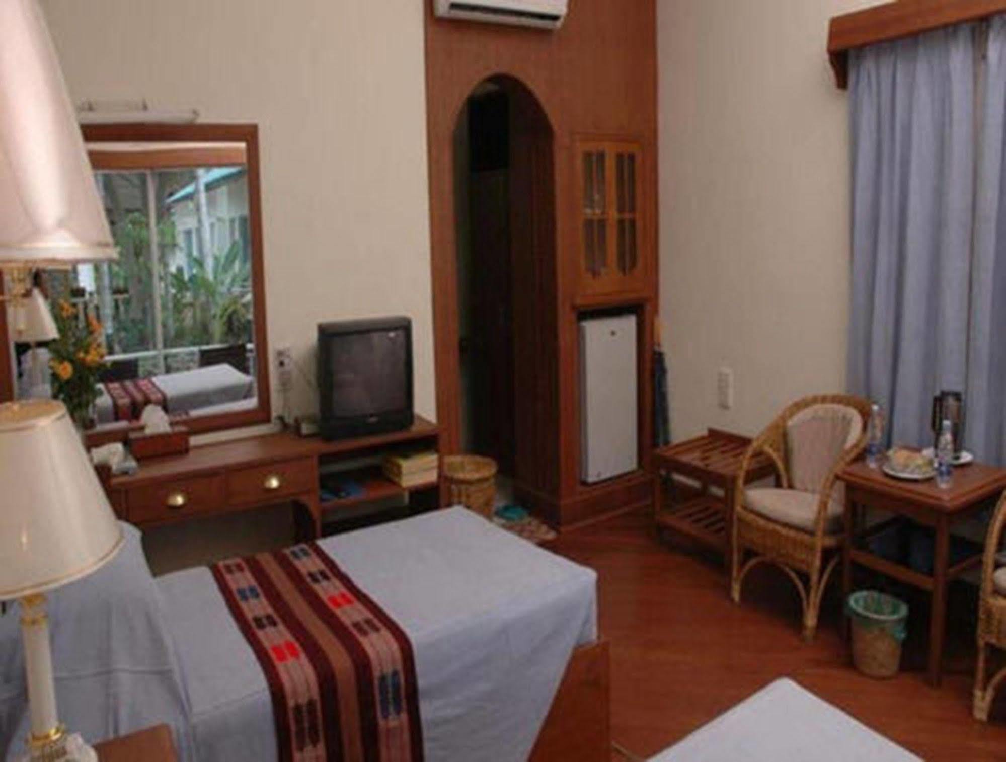 Emerald Land Hotel Mandalay Buitenkant foto
