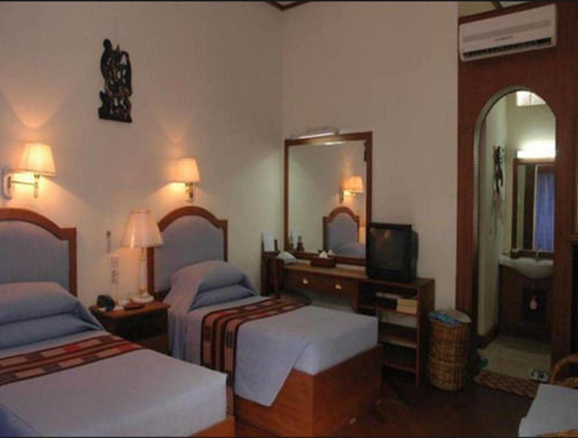 Emerald Land Hotel Mandalay Buitenkant foto